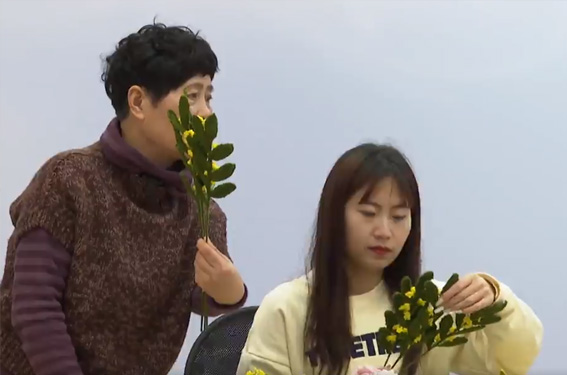 向世界獻上中國特色的文化祝福
“大家用編結的方式,熱情參與到冬奧會中來,向世界獻上帶有中國特色的文化祝福。”勵美麗期待,這束具有美好寓意且永不凋零的冬奧之花,可以開遍全世界。